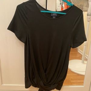 *NEVER WORN* Black scoop neck tshirt